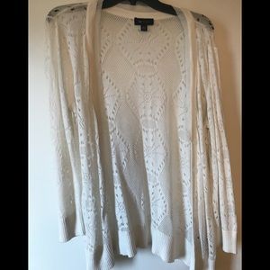 Delicate open-knit cardigan. Lace detail